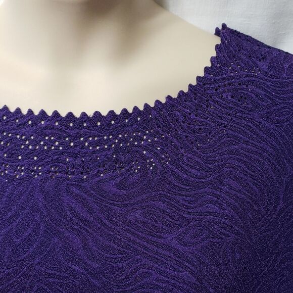 Cathy. Rounded Neckline with Cut-Work around the Neck, Cuffs  & Waist. Size 2X - Picture 2 of 13